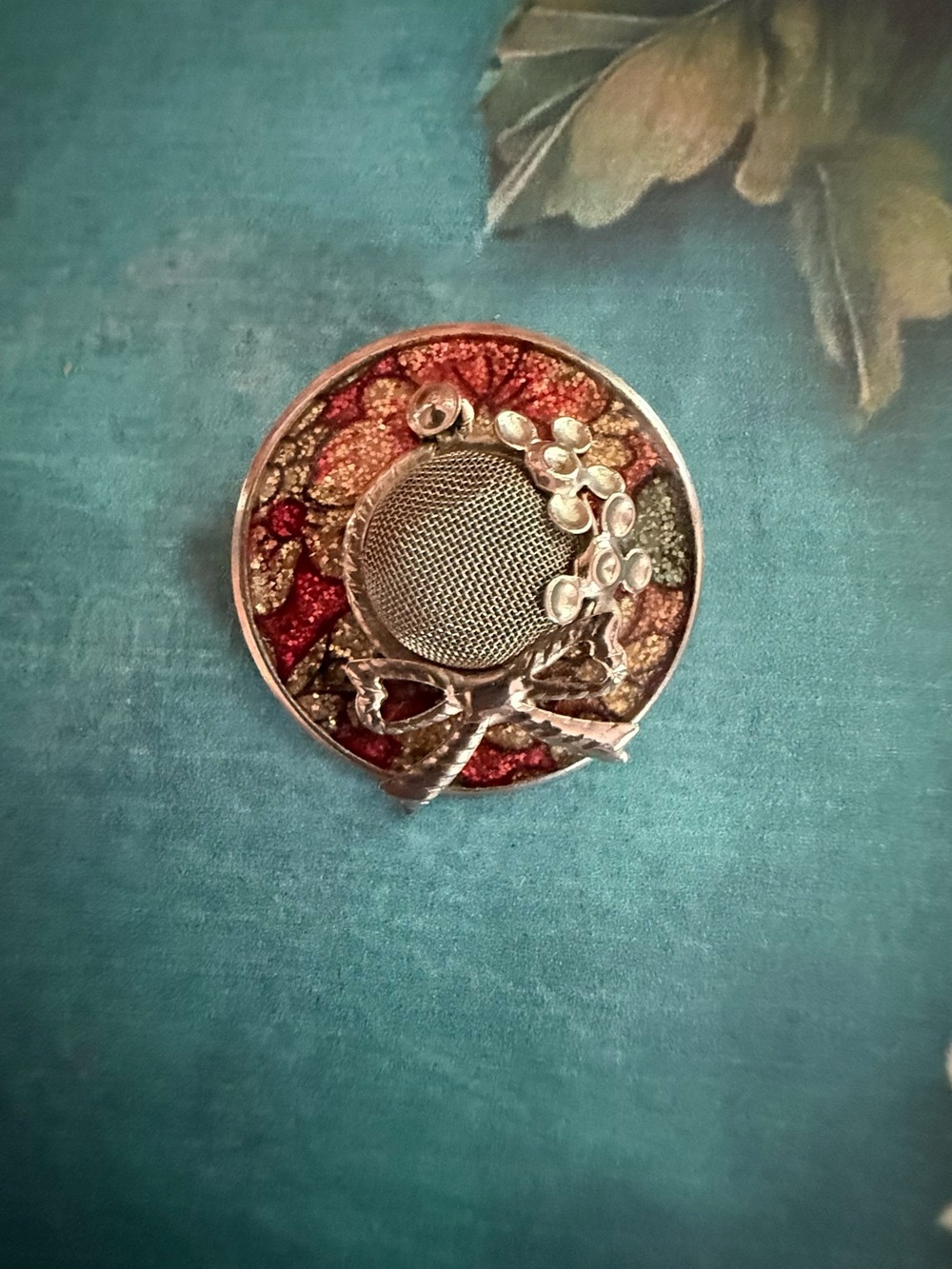 Vintage-Inspired Round Floral Bow Brooch - Red
